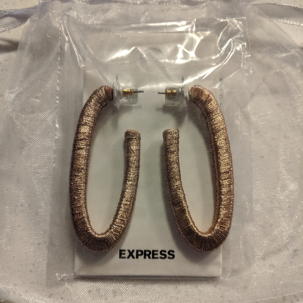 *NWT* Wrapped Open Oval Hoop Earrings